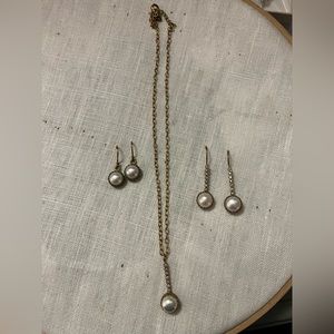 Pearl pendant necklace and 2 sets of matching earrings